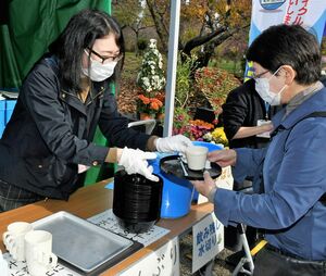 今年の弘前城菊と紅葉まつりで試験導入されたリユース食器の回収場所＝11月5日午前