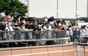参院選が公示され、候補者の街頭演説に集まった有権者ら＝２２日午後、仙台市
