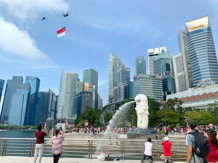 シンガポールが独立５５周年 上空に国旗 街に戦車 全国のニュース Web東奥