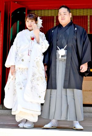 結婚式を挙げた錦富士と新婦の静香さん＝10日、東京・江東区