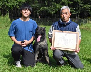 指導手としてデビューした山本君（左）と、師匠の小山田さん。中央はジョン号