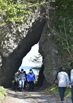 観光客の増加に伴い、六ケ所村が周辺整備を検討している「弥次郎穴」＝10月、六ケ所村泊