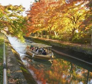 琵琶湖疏水で、春と秋に運航されている観光船「びわ湖疏水船」＝京都市（京都市上下水道局提供）