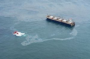 八戸港沖で座礁し、船体が二つに割れたパナマ船籍の貨物船。船尾側（写真左）はほとんど水没した＝16日午後2時ごろ（第2管区海上保安本部提供）