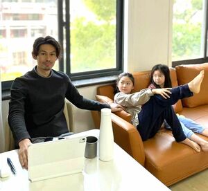 外出制限が続く中、上海市内の自宅で家族と過ごす永田さん（本人提供）