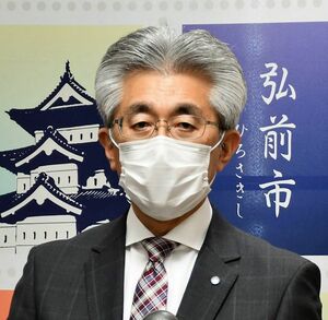 弘前保健所管内の感染状況について説明する桜田市長