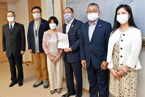 青山副知事（右から3人目）に要望書を手渡した県内の幼・保育関係団体の代表たち＝28日、県庁