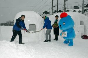雪室に雪を入れる藤田総支配人（左）と小田桐代表取締役（中）