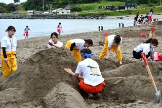 白浜海岸に砂の彫刻　八学短大生ら制作実習