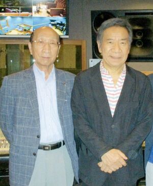 新人賞のレコーディングで写真に納まる小山内圭（左）と演歌歌手の大川栄策
