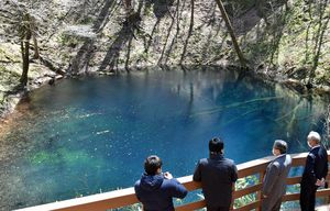 十二湖随一の美しさを見せる青池。弘大などの調査により、周辺で過去の地滑り跡が確認された（写真は2020年4月撮影）