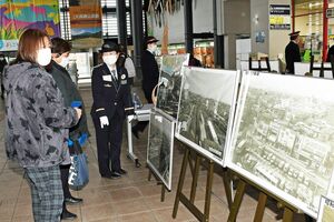 昭和期の弘前駅周辺の写真が並ぶ駅構内の展示
