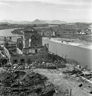 原爆投下後の広島市中心部。左手前は原爆ドーム＝1945年10月5日（撮影・林重男、広島平和記念資料館提供）