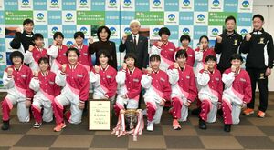 全国大会での健闘を誓う十和田南ミニバスチームの選手たち＝7日、十和田市役所