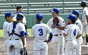 秋季県高校野球・青森地区予選でマウンドに集まる青森南の選手。この日は勝利を収めたものの、9月の部活動禁止の報には戸惑いの声が漏れた＝29日、青森市の県営球場