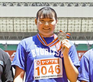 U20の女子ハンマー投げで、59メートル43の大会新記録で優勝した村上来花＝ヤンマースタジアム長居（共同）