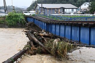 青森県内大雨、避難続く　鯵ケ沢で鉄橋損傷か