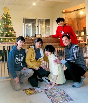 諒さん（中央）を囲んだ最後の家族写真＝2020年12月、米・シアトル（早川さん提供）