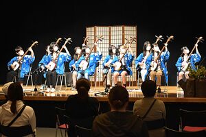聴衆を前に息の合った演奏を披露する金木小津軽三味線クラブのメンバー