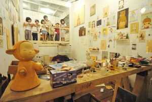 2006年に煉瓦倉庫で開いた展覧会「A　to　Z」。会場の一角に奈良さんの制作部屋を再現した