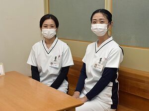 がんメンタルケアに取り組んでいる公認心理師の松坂さん（左）と亀田さん＝八戸市の青森労災病院
