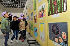 個性あふれる作品の数々が来場者の目を引いた東奥児童美術展