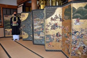 常念寺で公開されている屏風。源平合戦の場面が色鮮やかに描かれている