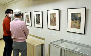 月岡芳年展の会場で来館者に作品の特徴や時代背景を解説する小倉館長（左）
