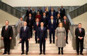 記念撮影におさまる北マケドニアの新連立内閣。下段中央はディミタル・コバチェフスキ新首相＝１６日、スコピエ（ＡＰ＝共同）
