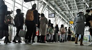 帰省客らで混み合う新幹線ホーム＝29日午後0時40分ごろ、青森市の新青森駅