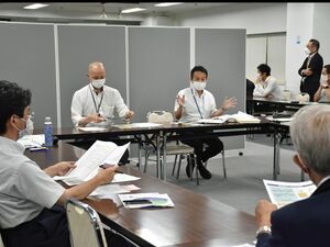 高レベル放射性廃棄物の最終処分を巡り、国やNUMOの担当者と参加者らが意見を交わしたグループ質疑