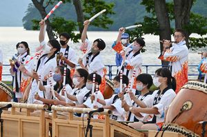 「あけぼの祭典委員会」のメンバーは太鼓で祝福＝十和田湖観光交流センター前広場