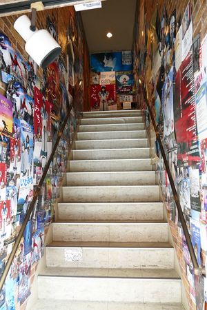 ムーランルージュにつながる階段。いとみちをはじめ映画のポスターなどで埋め尽くされている