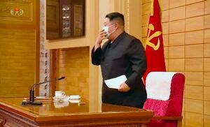 朝鮮労働党の政治局協議会を終え、引き揚げるマスク姿の金正恩総書記。北朝鮮の朝鮮中央テレビが１４日放映した（共同）