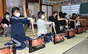 祇園太鼓の練習に励む子供たち