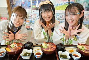 まるごと海鮮丼の豪華さに大はしゃぎするGMUの（左から）堀川、木村、嶋村