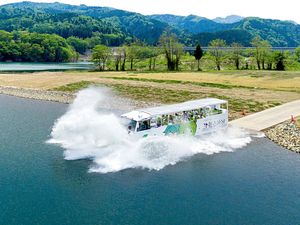 津軽ダム周辺の雄大な自然を水陸両用バスで楽しむダムレイクツアー（西目屋村提供）