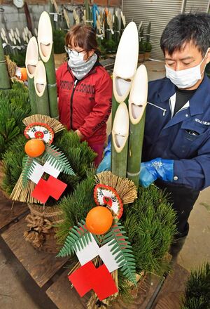 切り口が笑顔のように見える「笑い竹」。飾り付けを整え、ほぼ完成＝2日午前、つがる市木造菰槌