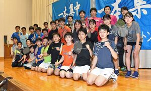 浪岡ジュニアクラブのメンバー。今年は新たに県外出身の中学生7人、高校生3人も加わった