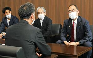 野崎町長（手前）と意見交換する細田経済産業副大臣（右）