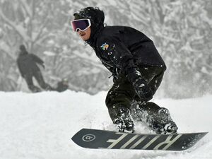 久々の雪の感触を楽しむスノーボーダー＝27日午前、青森市の八甲田国際スキー場