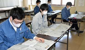 新聞の速読みのコツなどを学んだヤマヨの社員＝23日、八戸市の同社本社
