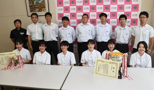 県学校農業クラブ連盟大会で最優秀賞を受賞した「初恋」チームと、吉原さん（前列左）