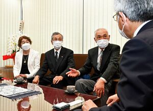 ガイド活動の本格始動を桜田市長（手前）に報告する阿部会長（左から3人目）ら