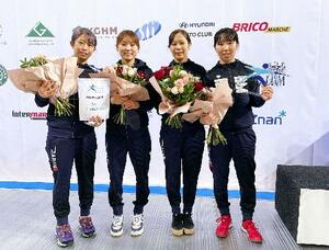 フェンシング女子フルーレのＷ杯団体で２大会連続の２位となり、記念撮影する（左から）辻、東、菊池、上野＝ポズナニ（日本フェンシング協会提供・共同）