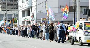 当事者と支援者が一緒に街を練り歩いた「青森レインボーパレード」＝6月5日午後、青森市新町