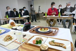1月のコンテストに向け、関係者を招いて東北栄専で行った清水森ナンバレシピの中間試食会