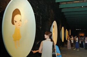 2002年に弘前市の吉井酒造煉瓦倉庫で開かれた「奈良美智展」の展示スペース。2カ月近い期間に約5万9千人が訪れた