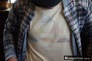 岩木山の原版をスタンプしたＴシャツを着るタソガレさん。商品化してほしい！