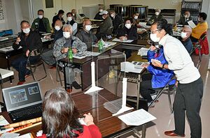 地域で受け継ぐ権現様について町会の代表らが講師の下田さん（右手前）と語り合った講座